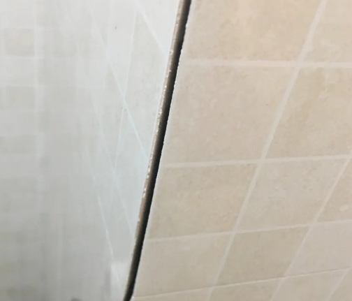 中卫市瓷砖空鼓维修公司分享阳台瓷砖脱落的修复过程可以分为以下几个步骤