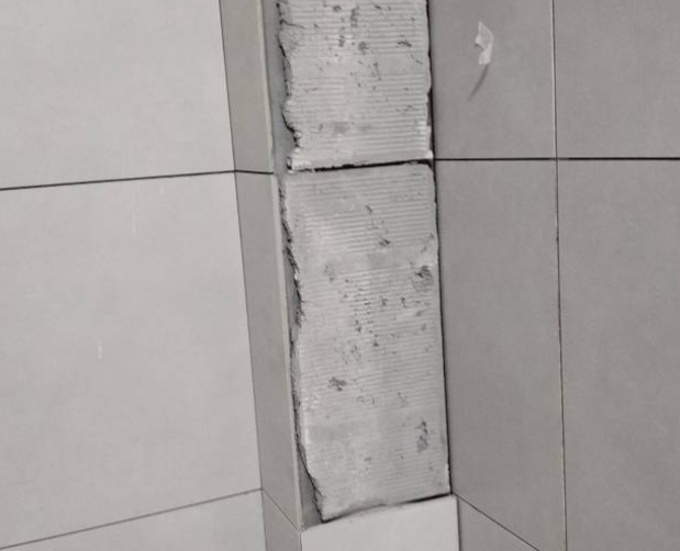 中卫市瓷砖空鼓维修公司分享下瓷砖施工前基层浇水润湿程度不足，可能导致以下问题
