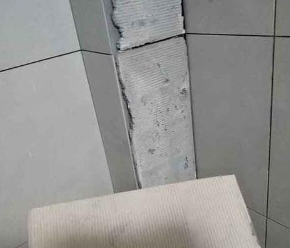 中卫市瓷砖空鼓维修公司分享下厨房瓷砖脱落的补救措施。